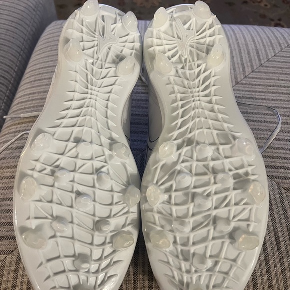 White Mizuno cleats size 10 NEW - Picture 3 of 4